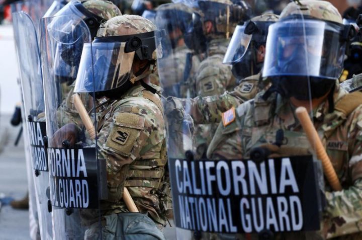 Tropas da Guarda Nacional durante protestos contra varreduras federais de imigração, em Los Angeles, Califórnia • 12/06/2025 REUTERS/David Swanson