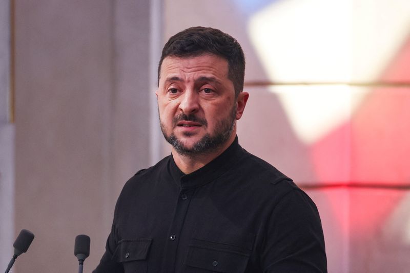 Zelensky alerta: defesas aéreas estão sobrecarregadas após bombardeio russo