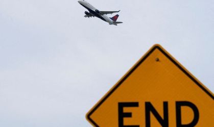 Avião decola do aeroporto de Laguardia, em Nova York