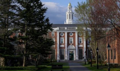 Além dos estudantes: Governo Trump analisa vistos de afiliados à Harvard