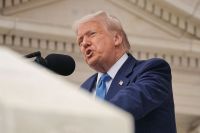 Trump diz que Tesla e outras montadoras precisam fabricar nos EUA