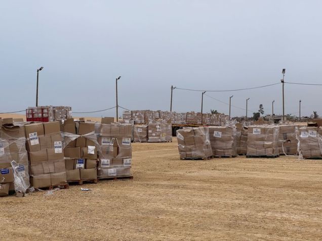 Caixas de ajuda são empilhadas em Rafah, no sul da Faixa de Gaza • 26/05/2025 Fundação Humanitária de Gaza/Divulgação via REUTERS