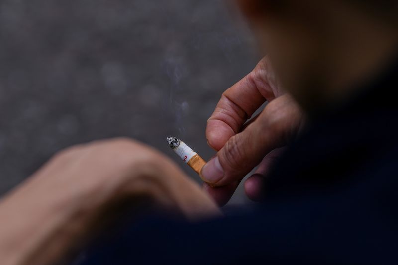 Homem com cigarro em Londres