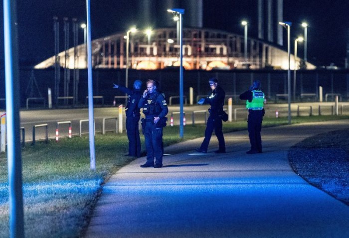 Policiais no Aeroporto de Copenhague após avistamentos de drones próximos a capital da Dinamarca • 22/9/2025 Ritzau Scanpix/Steven Knap via REUTERS