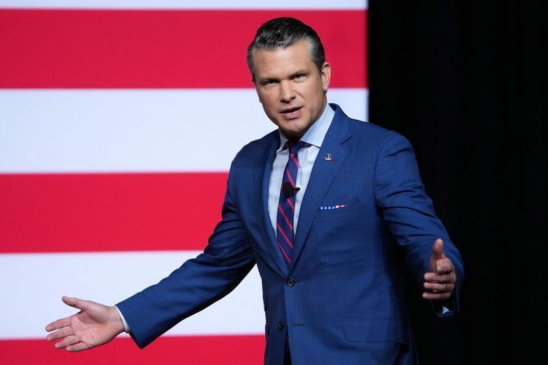 Secretário de Defesa dos EUA, Pete Hegseth, discursa para oficiais