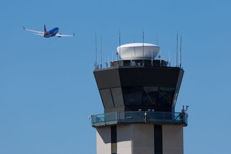 Avião decola perto da torre de controle de tráfego aéreo no Aeroporto Internacional de San Diego, Califórnia, EUA