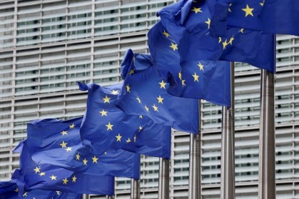 Bandeiras da União Europeia na sede da Comissão Europeia em Bruxelas