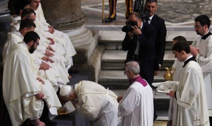 Papa Leão lava e beija o pé de um membro