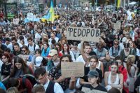 Milhares se reúnem em Kiev pedindo retorno do ministro da Defesa destituído