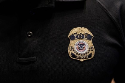 Crachá do Serviço de Imigração e Alfândega dos EUA (ICE) bordado na camisa de funcionário do ICE em Arlington, Texas, EUA