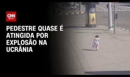 Pedestre quase é atingida por explosão na Ucrânia | AGORA CNN